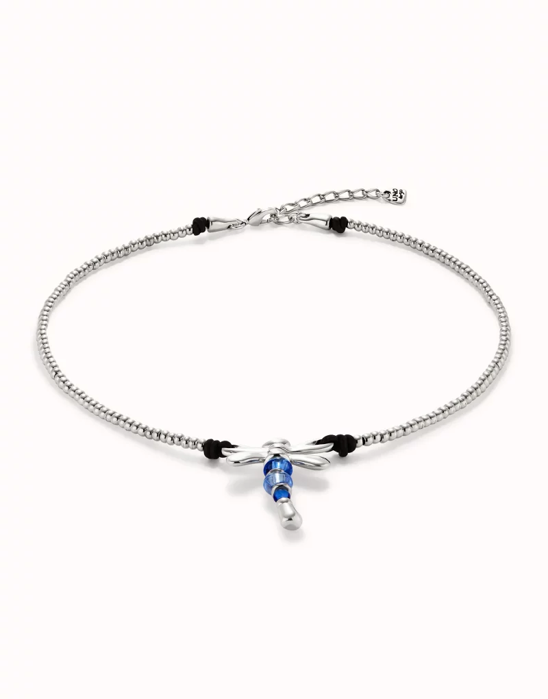 Collar UNO DE 50 corto bañado plata de ley con libélula y cristales artesanales azules