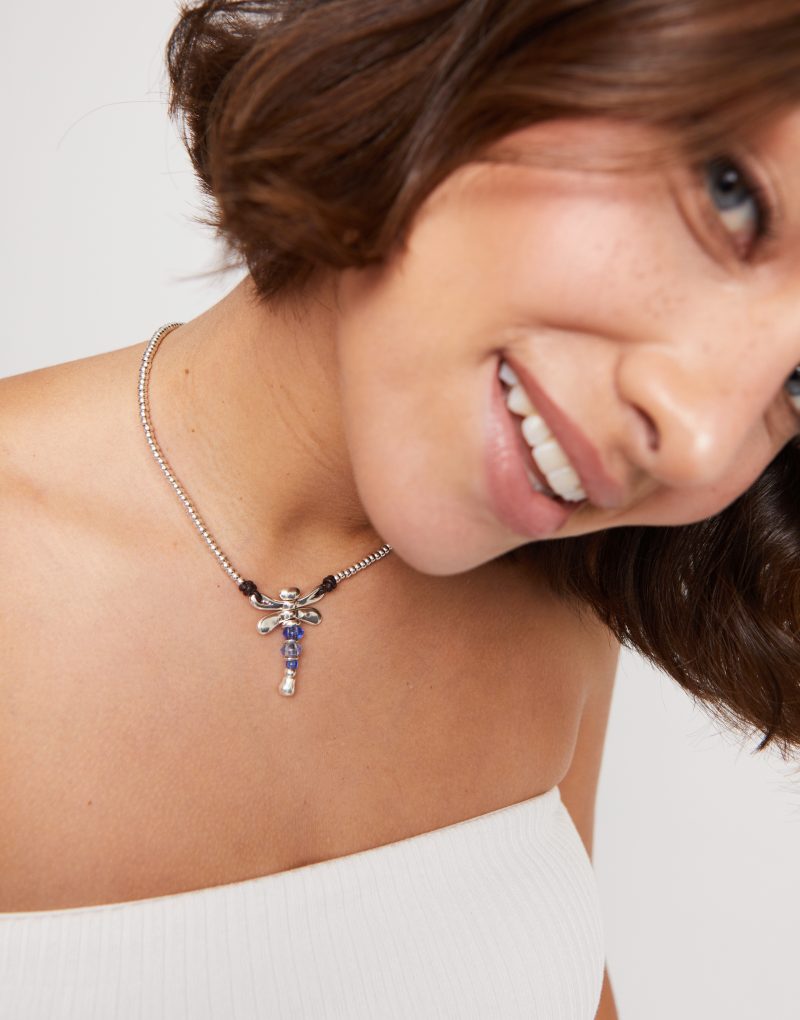 Collar UNO DE 50 corto bañado plata de ley con libélula y cristales artesanales azules - Imagen 2