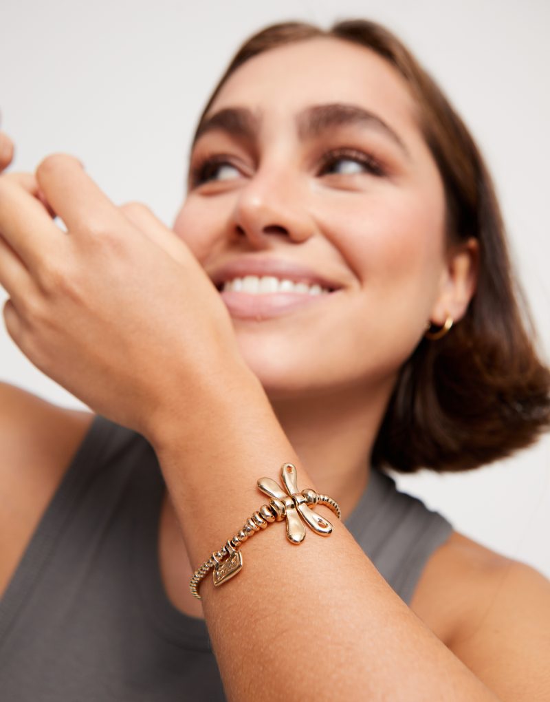 Pulsera elastica con libélula bañada en oro de 18k - Imagen 2