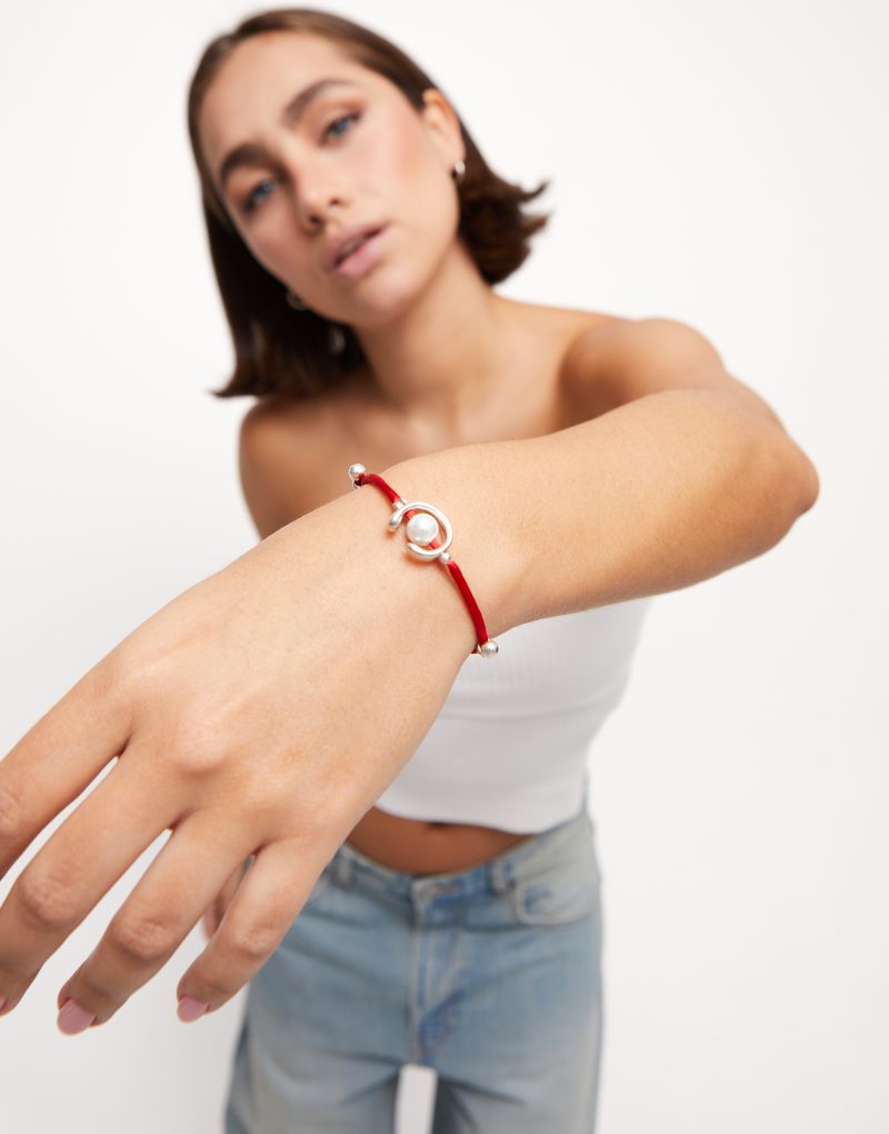 Pulsera de hilo rojo con perla shell fornitura bañada en plata de ley. - Imagen 2