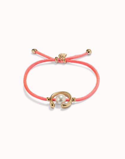 Pulsera de hilo fucsia con perla shell fornitura bañada en oro 18k.