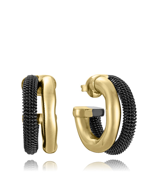 Pendientes doble criolla de acero con acabado IP dorado y negro, diseño abierto. Colección Laura Escanes.