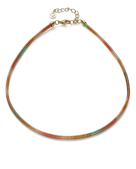 Collar tubogas de acero con acabado IP dorado y cordón trenzado, colección Laura Escanes.
